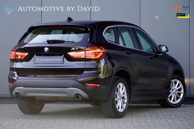 BMW X1 sDrive20i 192 pk HIGH EXECUTIVE AUTOMAAT / GROTE BEURT + NIEUWE APK / LEDER / HEAD-UP DISPLAY / NAVIGATIE PLUS / CENTENNIAL / LED-KOPLAMPEN / SPORTSTOELEN / ALARM / CRUISE CONTROL / ISOFIX