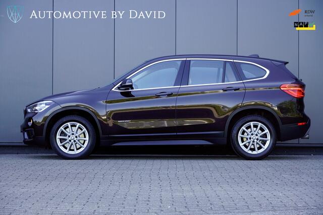 BMW X1 sDrive20i 192 pk HIGH EXECUTIVE AUTOMAAT / GROTE BEURT + NIEUWE APK / LEDER / HEAD-UP DISPLAY / NAVIGATIE PLUS / CENTENNIAL / LED-KOPLAMPEN / SPORTSTOELEN / ALARM / CRUISE CONTROL / ISOFIX