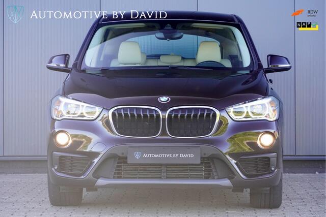 BMW X1 sDrive20i 192 pk HIGH EXECUTIVE AUTOMAAT / GROTE BEURT + NIEUWE APK / LEDER / HEAD-UP DISPLAY / NAVIGATIE PLUS / CENTENNIAL / LED-KOPLAMPEN / SPORTSTOELEN / ALARM / CRUISE CONTROL / ISOFIX