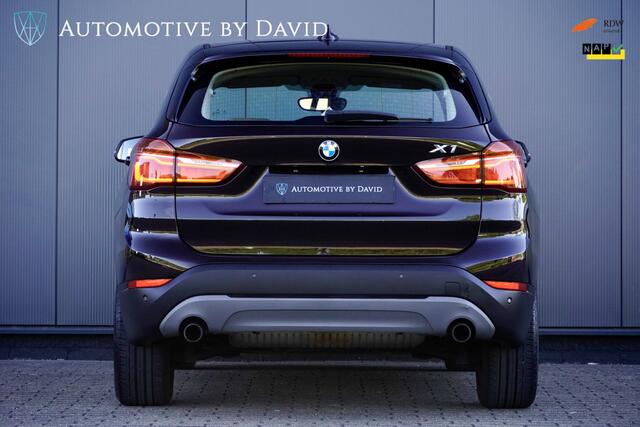 BMW X1 sDrive20i 192 pk HIGH EXECUTIVE AUTOMAAT / GROTE BEURT + NIEUWE APK / LEDER / HEAD-UP DISPLAY / NAVIGATIE PLUS / CENTENNIAL / LED-KOPLAMPEN / SPORTSTOELEN / ALARM / CRUISE CONTROL / ISOFIX