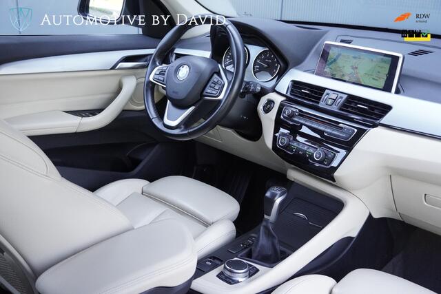 BMW X1 sDrive20i 192 pk HIGH EXECUTIVE AUTOMAAT / GROTE BEURT + NIEUWE APK / LEDER / HEAD-UP DISPLAY / NAVIGATIE PLUS / CENTENNIAL / LED-KOPLAMPEN / SPORTSTOELEN / ALARM / CRUISE CONTROL / ISOFIX