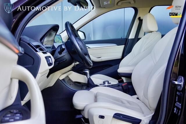BMW X1 sDrive20i 192 pk HIGH EXECUTIVE AUTOMAAT / GROTE BEURT + NIEUWE APK / LEDER / HEAD-UP DISPLAY / NAVIGATIE PLUS / CENTENNIAL / LED-KOPLAMPEN / SPORTSTOELEN / ALARM / CRUISE CONTROL / ISOFIX