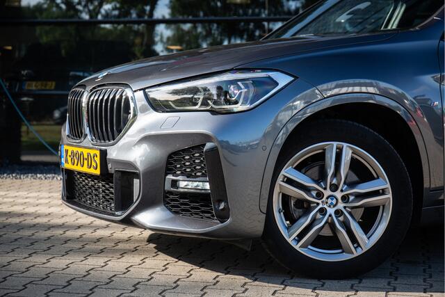 BMW X1 sDrive18i High Executive M-Sport , HUD, Keyless entry,