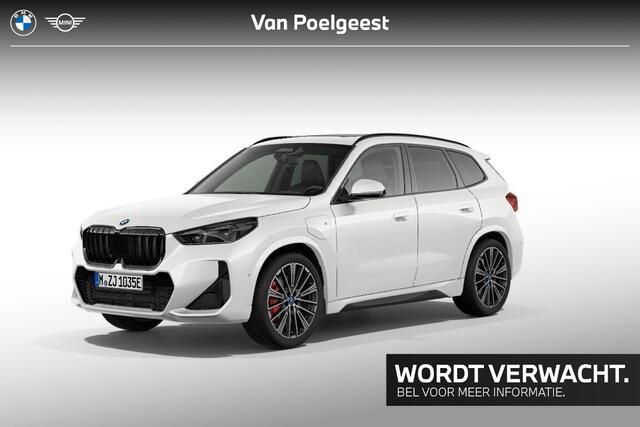 BMW X1 xDrive30e M-Sport Pro 20 Inch / Adaptief Onderstel / Comfort Acces / Glazen Schuifdak / Dimmende Binnen & Buitenspiegel / Electrisch Verstelbare Stoelen / Adaptieve Led Koplampen / Driving Assistant Prof / Parking Prof / Head Up Display / Harman Kardon