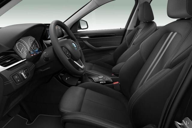 BMW X1 xDrive25e Sport -Line 18 Inch / Afneembare Trekhaak / Stoelverwarming / Led Koplampen / Head Up Display /
