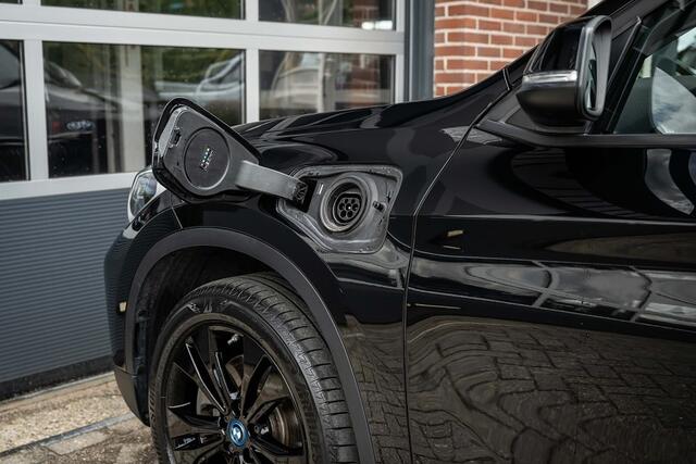 BMW X1 25e xDrive | Sportline | Stoelverwarming | HIFI | Ambiance verlichting | Head-up | 18' inch |