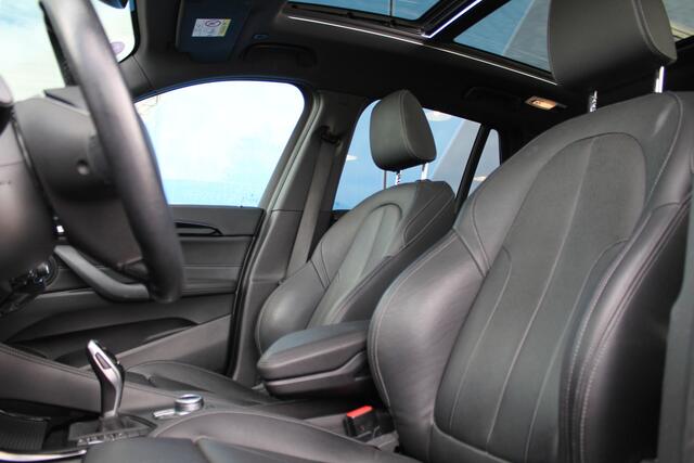 BMW X1 sDrive20i High Executive Sport Line Automaat / Panoramadak / Trekhaak / Sportstoelen / Achteruitrijcamera / LED / Head-Up / Park Assistant