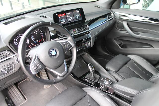 BMW X1 sDrive20i High Executive Sport Line Automaat / Panoramadak / Trekhaak / Sportstoelen / Achteruitrijcamera / LED / Head-Up / Park Assistant