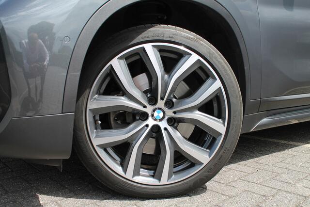 BMW X1 sDrive20i High Executive Sport Line Automaat / Panoramadak / Trekhaak / Sportstoelen / Achteruitrijcamera / LED / Head-Up / Park Assistant