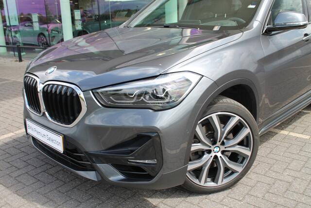 BMW X1 sDrive20i High Executive Sport Line Automaat / Panoramadak / Trekhaak / Sportstoelen / Achteruitrijcamera / LED / Head-Up / Park Assistant
