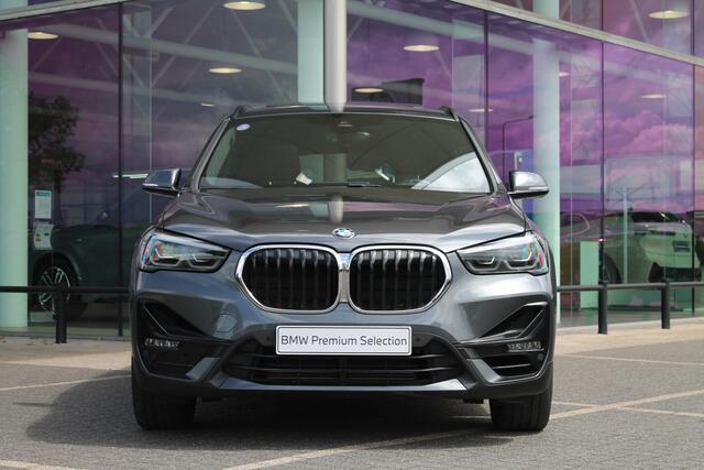 BMW X1 sDrive20i High Executive Sport Line Automaat / Panoramadak / Trekhaak / Sportstoelen / Achteruitrijcamera / LED / Head-Up / Park Assistant
