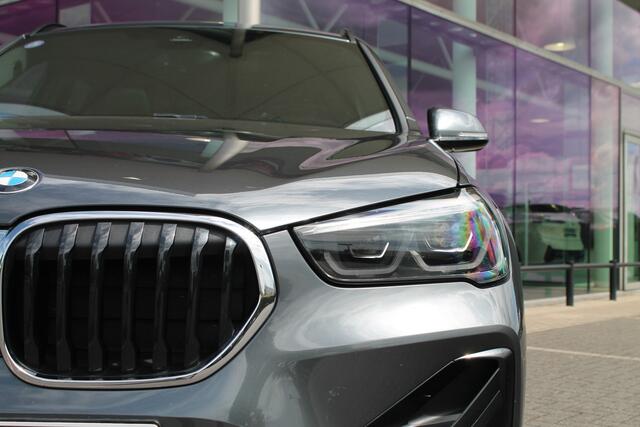 BMW X1 sDrive20i High Executive Sport Line Automaat / Panoramadak / Trekhaak / Sportstoelen / Achteruitrijcamera / LED / Head-Up / Park Assistant