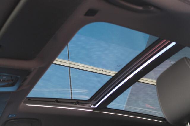 BMW X1 sDrive20i High Executive Sport Line Automaat / Panoramadak / Trekhaak / Sportstoelen / Achteruitrijcamera / LED / Head-Up / Park Assistant