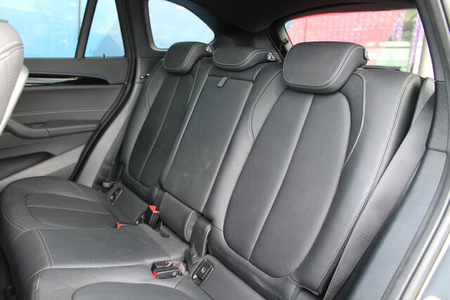 BMW X1 sDrive20i High Executive Sport Line Automaat / Panoramadak / Trekhaak / Sportstoelen / Achteruitrijcamera / LED / Head-Up / Park Assistant