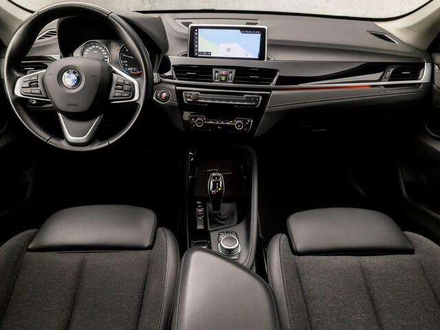 BMW X1 xDrive20i Sportline Automaat 180Pk (4 CILINDER, GROOT NAVI, DEALER ONDERHOUDEN, CLIMATE, LEDER, GETINT GLAS, SPORTSTOELEN, CRUISE, PARKEERSENSOREN, NIEUWE APK, NIEUWSTAAT)
