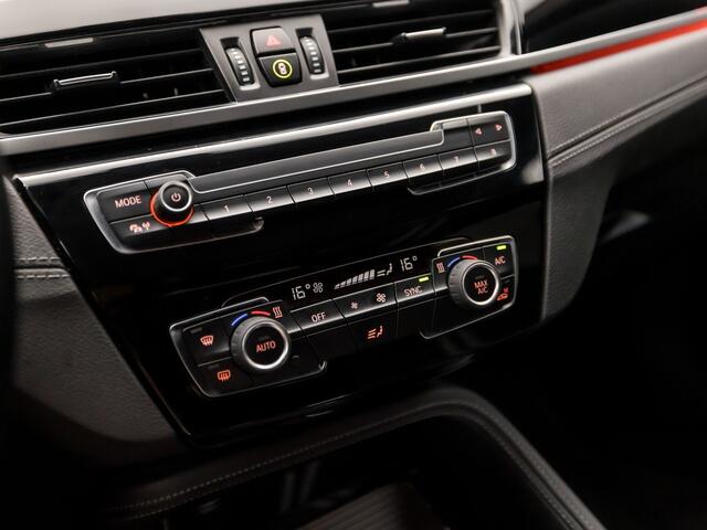 BMW X1 xDrive20i Sportline Automaat 180Pk (4 CILINDER, GROOT NAVI, DEALER ONDERHOUDEN, CLIMATE, LEDER, GETINT GLAS, SPORTSTOELEN, CRUISE, PARKEERSENSOREN, NIEUWE APK, NIEUWSTAAT)