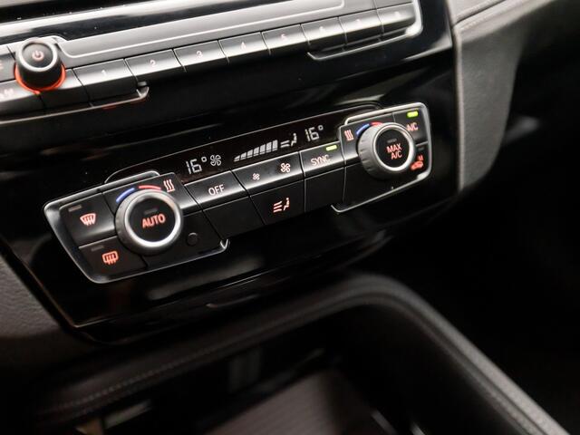 BMW X1 xDrive20i Sportline Automaat 180Pk (4 CILINDER, GROOT NAVI, DEALER ONDERHOUDEN, CLIMATE, LEDER, GETINT GLAS, SPORTSTOELEN, CRUISE, PARKEERSENSOREN, NIEUWE APK, NIEUWSTAAT)