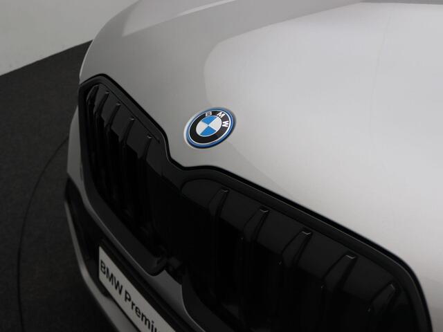 BMW X1 xDrive30e | M Sportpakket | Panodak | Trekhaak | Harman Kardon | Driving Assistant Prof. | Parking Assistant Plus | Head-Up | Elektr. Voorstoelen | Comfort Access | 19'' LMV