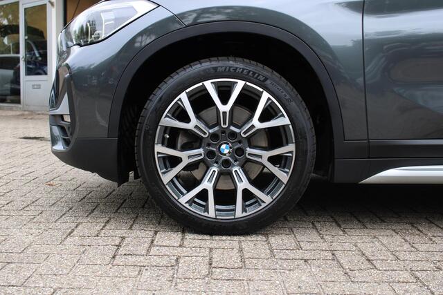 BMW X1 sDrive20i VDL Nedcar Edition | Lederen bekleding | Schuifkanteldak | Elektrische achterklep