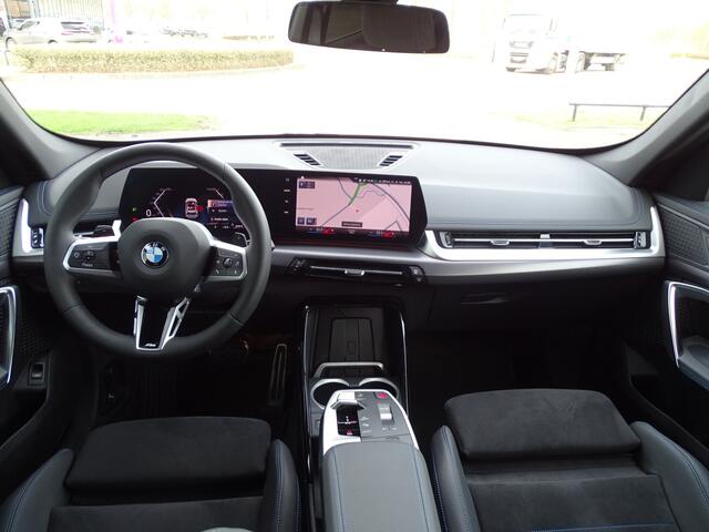 BMW X1 20i sDrive M Sportpakket Elek.Trekhaak Premium Pack. Widescreen Display Led 18" LM Wielen