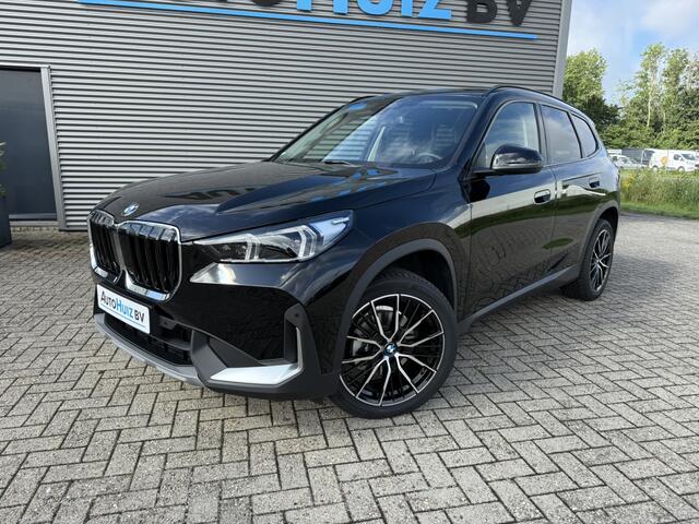BMW X1 sDrive18i Trekhaak LED Keyless Entry Carplay 19 inch 4 Seizoenenbanden Achteruitrijcamera Premium Pack Stoelverwarming