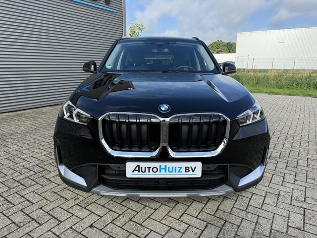 BMW X1 sDrive18i Trekhaak LED Keyless Entry Carplay 19 inch 4 Seizoenenbanden Achteruitrijcamera Premium Pack Stoelverwarming