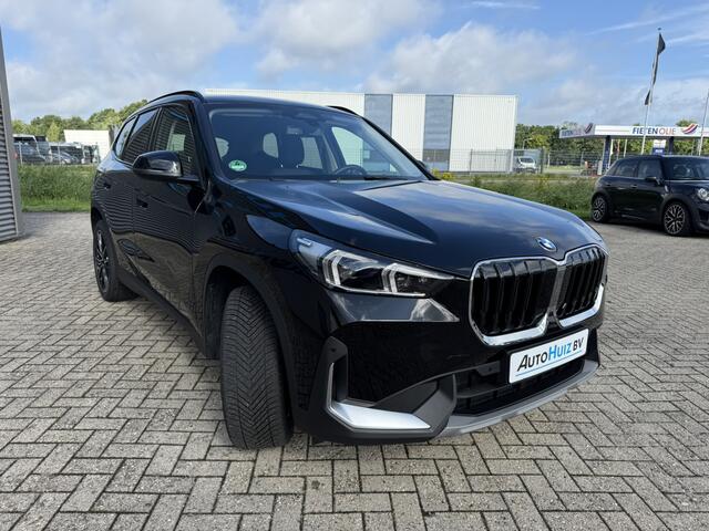 BMW X1 sDrive18i Trekhaak LED Keyless Entry Carplay 19 inch 4 Seizoenenbanden Achteruitrijcamera Premium Pack Stoelverwarming