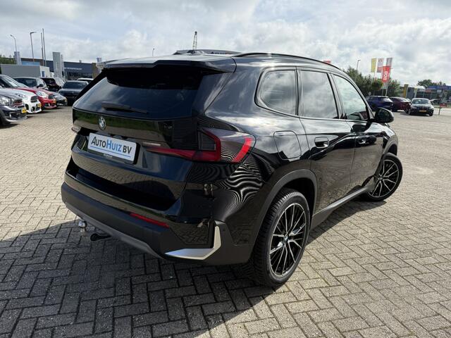 BMW X1 sDrive18i Trekhaak LED Keyless Entry Carplay 19 inch 4 Seizoenenbanden Achteruitrijcamera Premium Pack Stoelverwarming