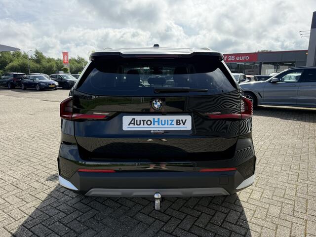 BMW X1 sDrive18i Trekhaak LED Keyless Entry Carplay 19 inch 4 Seizoenenbanden Achteruitrijcamera Premium Pack Stoelverwarming