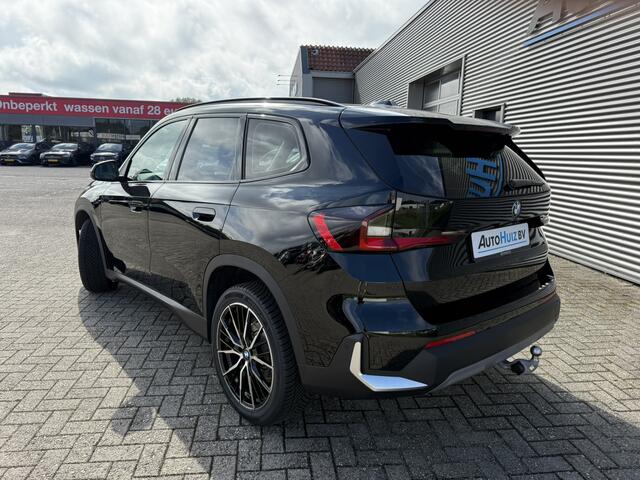 BMW X1 sDrive18i Trekhaak LED Keyless Entry Carplay 19 inch 4 Seizoenenbanden Achteruitrijcamera Premium Pack Stoelverwarming