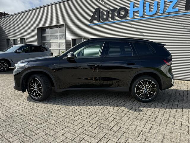 BMW X1 sDrive18i Trekhaak LED Keyless Entry Carplay 19 inch 4 Seizoenenbanden Achteruitrijcamera Premium Pack Stoelverwarming