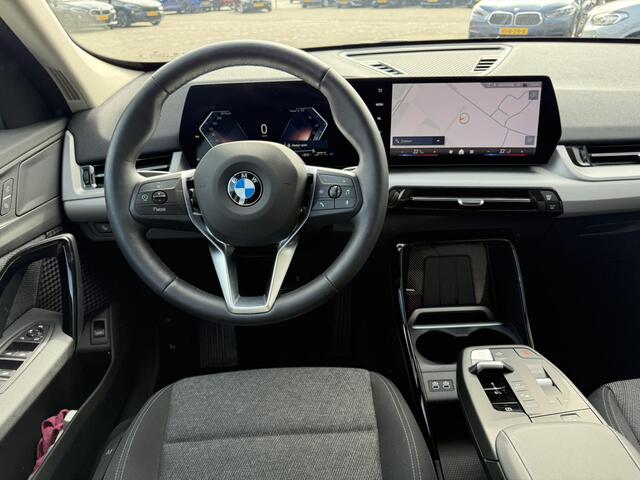 BMW X1 sDrive18i Trekhaak LED Keyless Entry Carplay 19 inch 4 Seizoenenbanden Achteruitrijcamera Premium Pack Stoelverwarming