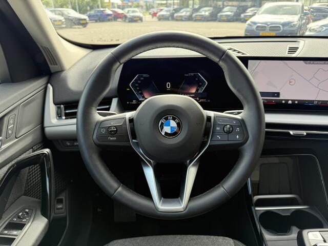BMW X1 sDrive18i Trekhaak LED Keyless Entry Carplay 19 inch 4 Seizoenenbanden Achteruitrijcamera Premium Pack Stoelverwarming