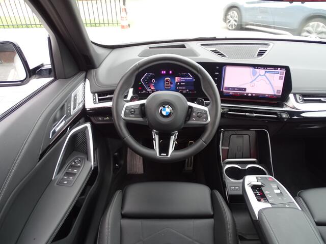 BMW X1 sDrive20i M Sport-Elek Trekhaak-Sportstoelen-Driving Assistant Pro-Harman Kardon-Travel Paket-Optiepakket Professional-18''LM velgen