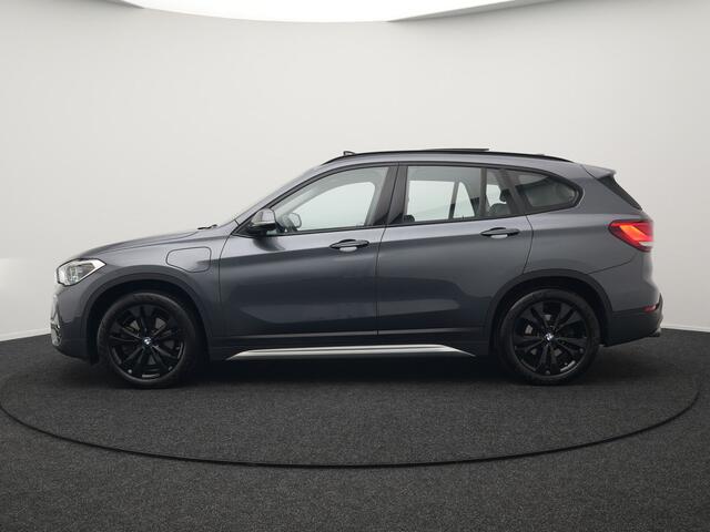 BMW X1 xDrive25e X Line Shadow Plug In Hybrid 221pk Dealer O.H. PHEV | Panodak | Sportstoelen Verwarmd | Sfeerverlichting | Head Up | Navigatie | Cruise Control | LED Koplampen | M-Stuur | Stoelverwarming | DAB |