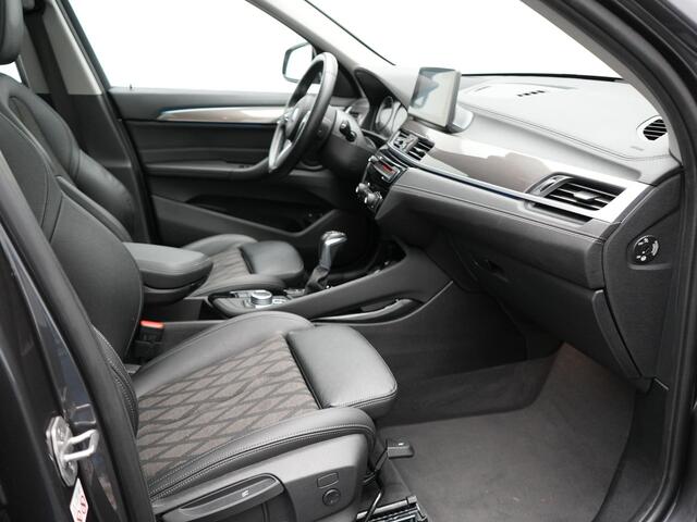 BMW X1 xDrive25e X Line Shadow Plug In Hybrid 221pk Dealer O.H. PHEV | Panodak | Sportstoelen Verwarmd | Sfeerverlichting | Head Up | Navigatie | Cruise Control | LED Koplampen | M-Stuur | Stoelverwarming | DAB |