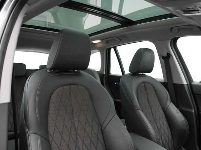 BMW X1 xDrive25e X Line Shadow Plug In Hybrid 221pk Dealer O.H. PHEV | Panodak | Sportstoelen Verwarmd | Sfeerverlichting | Head Up | Navigatie | Cruise Control | LED Koplampen | M-Stuur | Stoelverwarming | DAB |
