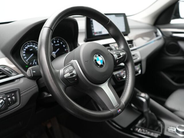 BMW X1 xDrive25e X Line Shadow Plug In Hybrid 221pk Dealer O.H. PHEV | Panodak | Sportstoelen Verwarmd | Sfeerverlichting | Head Up | Navigatie | Cruise Control | LED Koplampen | M-Stuur | Stoelverwarming | DAB |