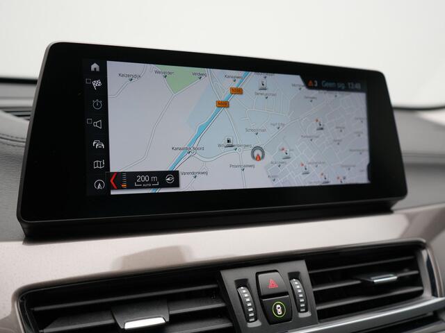 BMW X1 xDrive25e X Line Shadow Plug In Hybrid 221pk Dealer O.H. PHEV | Panodak | Sportstoelen Verwarmd | Sfeerverlichting | Head Up | Navigatie | Cruise Control | LED Koplampen | M-Stuur | Stoelverwarming | DAB |