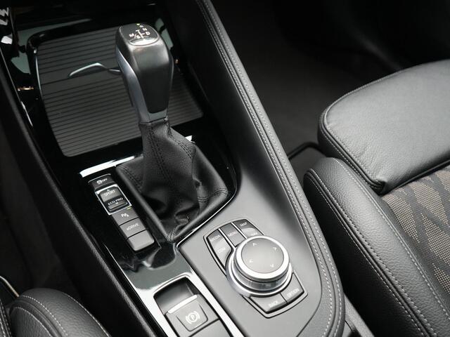 BMW X1 xDrive25e X Line Shadow Plug In Hybrid 221pk Dealer O.H. PHEV | Panodak | Sportstoelen Verwarmd | Sfeerverlichting | Head Up | Navigatie | Cruise Control | LED Koplampen | M-Stuur | Stoelverwarming | DAB |