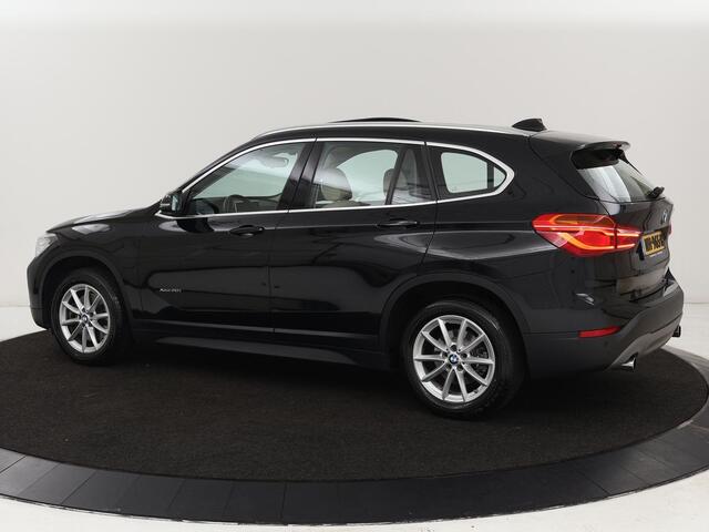 BMW X1 xDrive20i High Executive | Panoramadak | Leder | Stoel & stuurverwarming | Trekhaak | Park Assist | DAB | Navigatie | Full LED | Sportstoelen