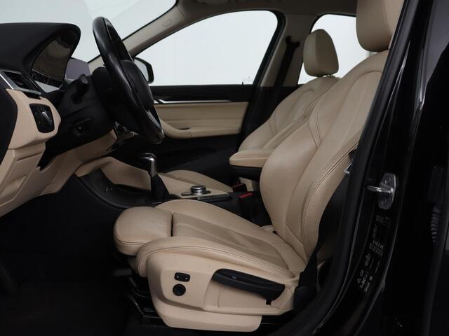 BMW X1 xDrive20i High Executive | Panoramadak | Leder | Stoel & stuurverwarming | Trekhaak | Park Assist | DAB | Navigatie | Full LED | Sportstoelen