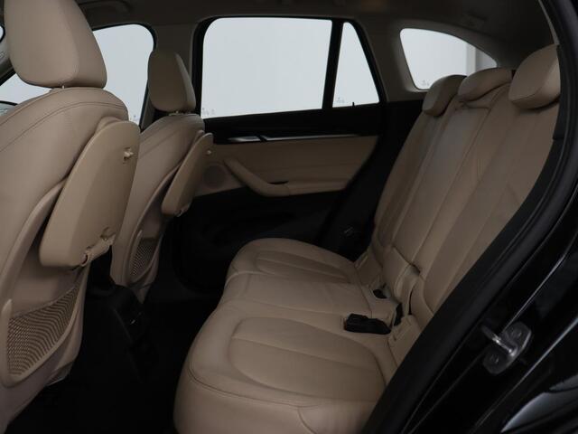 BMW X1 xDrive20i High Executive | Panoramadak | Leder | Stoel & stuurverwarming | Trekhaak | Park Assist | DAB | Navigatie | Full LED | Sportstoelen