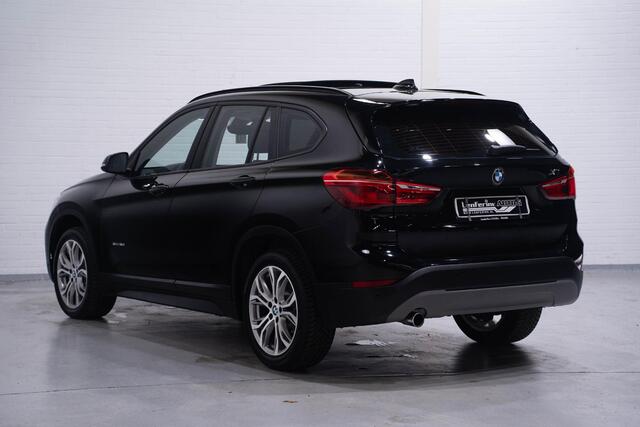 BMW X1 sDrive18d Executive 18"-inch X-Pack private glas pano-dak PDC shadow-lane voorstoelen in hoogte verstelbaar