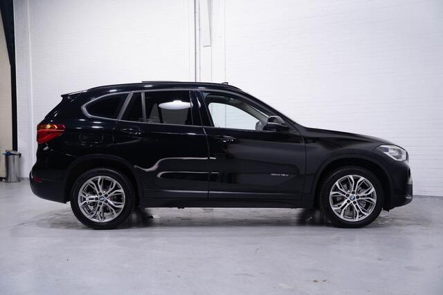 BMW X1 sDrive18d Executive 18"-inch X-Pack private glas pano-dak PDC shadow-lane voorstoelen in hoogte verstelbaar