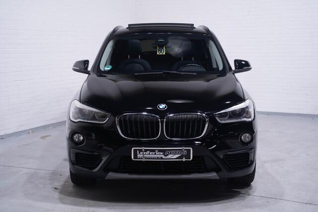 BMW X1 sDrive18d Executive 18"-inch X-Pack private glas pano-dak PDC shadow-lane voorstoelen in hoogte verstelbaar