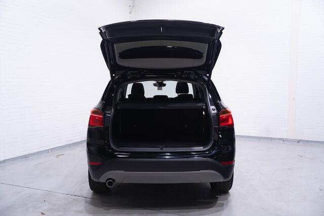BMW X1 sDrive18d Executive 18"-inch X-Pack private glas pano-dak PDC shadow-lane voorstoelen in hoogte verstelbaar