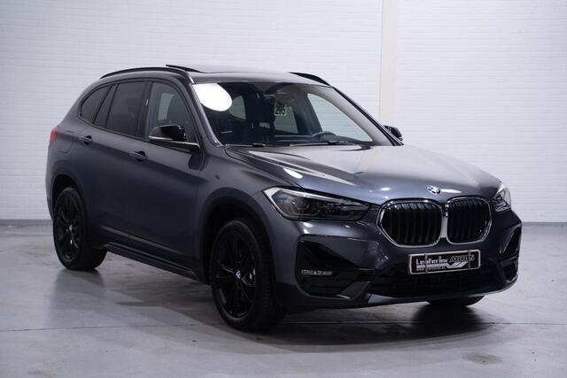 BMW X1 sDrive20i High Executive full-map navi HUD PDC 18"-inch Led verlichting sportstoelen afneembare trekhaak Pano-dak shadow-line NAP half-leder
