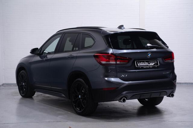 BMW X1 sDrive20i High Executive full-map navi HUD PDC 18"-inch Led verlichting sportstoelen afneembare trekhaak Pano-dak shadow-line NAP half-leder