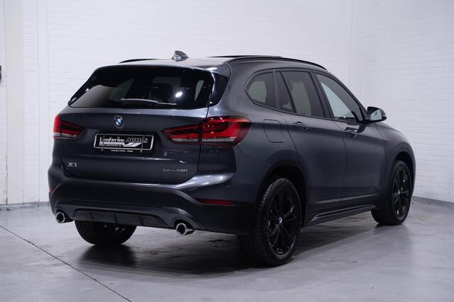 BMW X1 sDrive20i High Executive full-map navi HUD PDC 18"-inch Led verlichting sportstoelen afneembare trekhaak Pano-dak shadow-line NAP half-leder